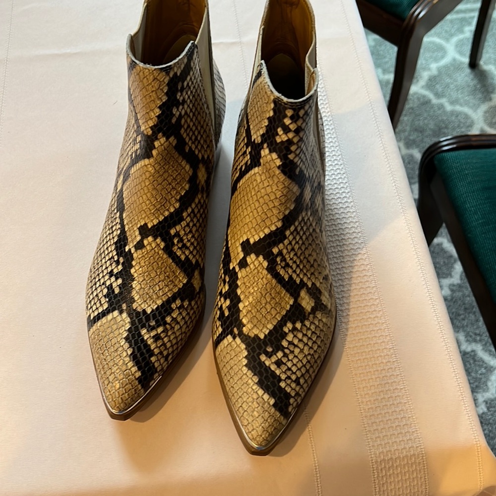 Marc Fisher ankle boots Size 7 1/2.
